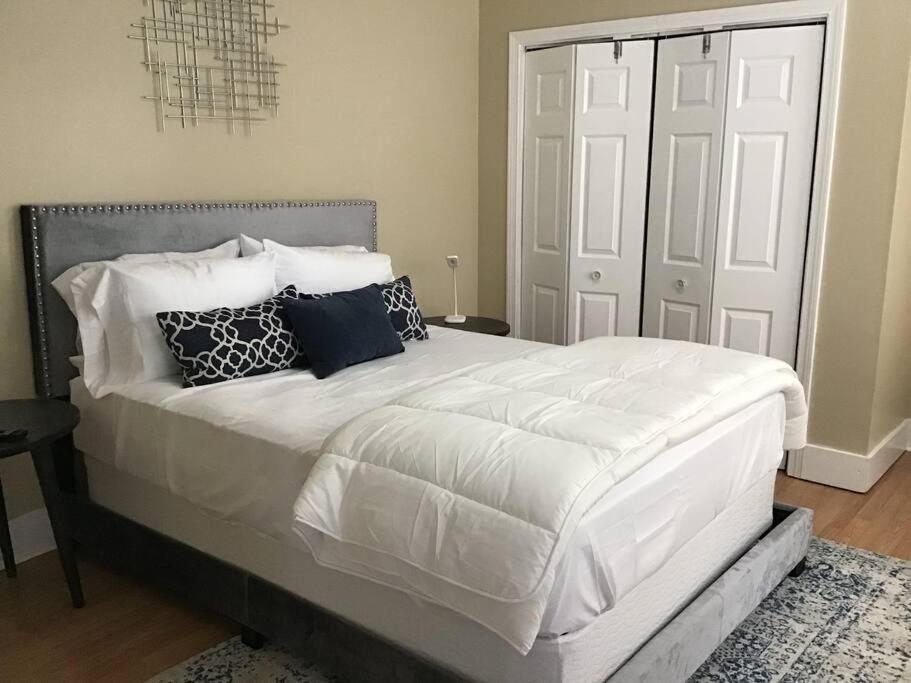 Comfy Easeful Two Bed Apartment 30 Min To Boston บร็อกตัน ภายนอก รูปภาพ