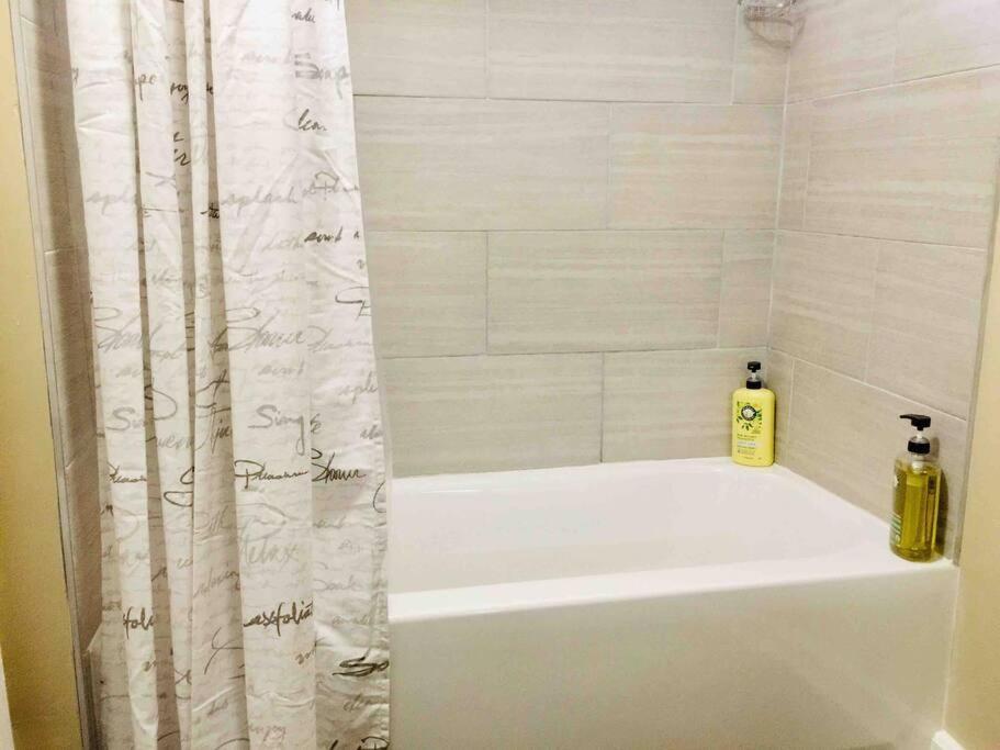 Comfy Easeful Two Bed Apartment 30 Min To Boston บร็อกตัน ภายนอก รูปภาพ