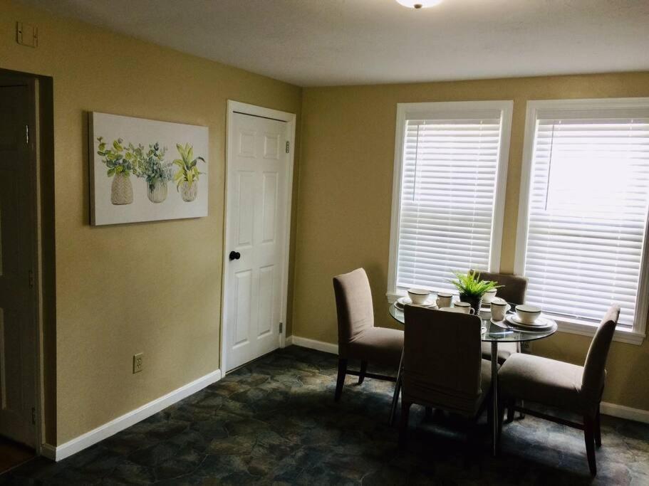 Comfy Easeful Two Bed Apartment 30 Min To Boston บร็อกตัน ภายนอก รูปภาพ