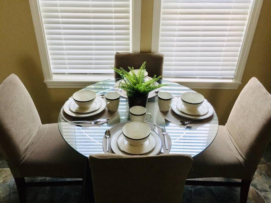 Comfy Easeful Two Bed Apartment 30 Min To Boston บร็อกตัน ภายนอก รูปภาพ